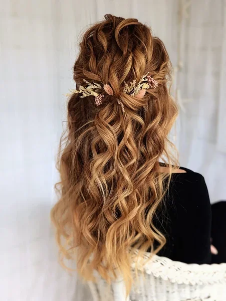 Semirrecogido boho con flores secas