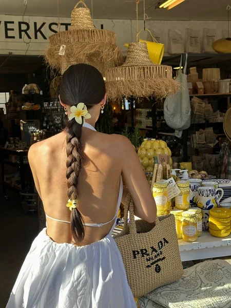Trenza sencilla con flores de plumeria