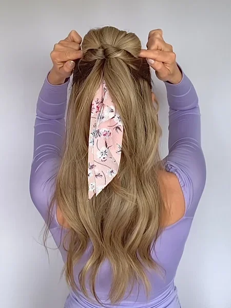 Semirrecogido con moño y pañuelo
