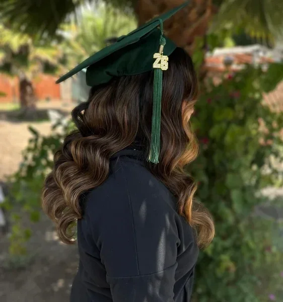Ondas glam con balayage de espaldas