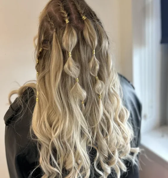 Trenzas burbuja con anillos dorados