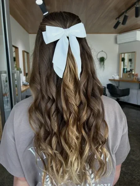 Semirecogido con lazo y rizos