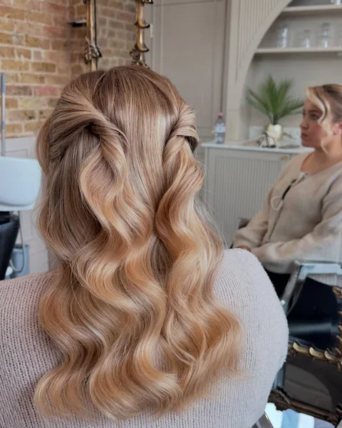 Semirrecogido retorcido con ondas glam