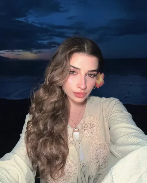 Ondas sueltas con flor tropical